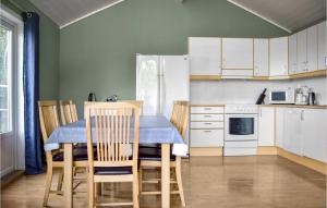 NedstrandにあるBeautiful Home In Nedstrand With 4 Bedrooms, Sauna And Wifiのキッチン(テーブル、椅子、冷蔵庫付)