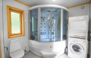 Een badkamer bij Amazing Home In Nedstrand With Wifi
