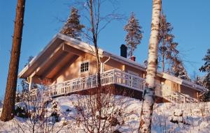 uma cabana de madeira na floresta na neve em Awesome Home In rjng With Kitchen em Östra Viker