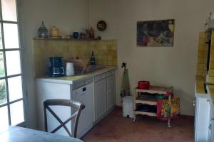 kuchnia ze zlewem i blatem w obiekcie 3-bedroom house with view w mieście Bagnols-en-Forêt +9 zdjęć