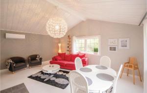 sala de estar con sofá rojo y mesa en 2 Bedroom Gorgeous Home In tran, en Bälshult