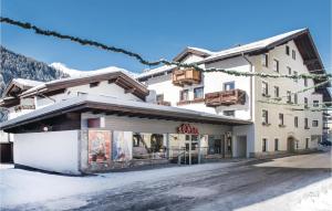 ラウリスにあるBeautiful Apartment In Rauris With 2 Bedrooms And Wifiの雪の中に店舗がある建物