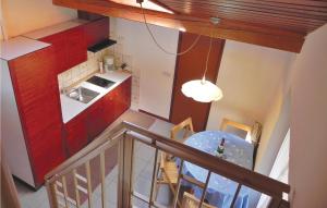 widok na kuchnię z czerwonymi szafkami w obiekcie Lovely Apartment In Piran With Kitchen w mieście Piran
