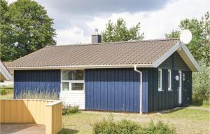 einem blauen und weißen Schuppen mit braunem Dach in der Unterkunft Frische Brise 17 - Dorf 3 in Priwall