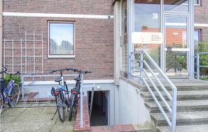 Dos bicicletas estacionadas al costado de un edificio en Lovely Apartment In Büsum With Kitchen, en Büsum
