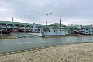 an empty street in front of a building at Pelican inn in Aransas Pass