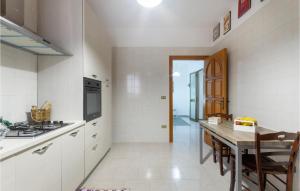 Η κουζίνα ή μικρή κουζίνα στο Stunning Apartment In Carovigno