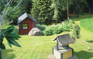 un banc de parc et un petit jardin dans l'établissement 3 Bedroom Awesome Home In lmhult, à Älmhult