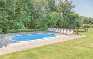 a swimming pool with chairs and a table at Vakantiewoning 1 in Simpelveld