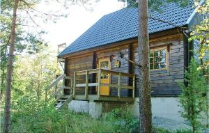 ムンケドルにあるAmazing Home In Munkedal With 3 Bedroomsの木造キャビン