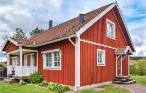 una casa roja con un blanco en Amazing Home In Grnna With Kitchen, en Gränna