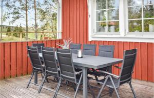 una mesa y sillas sentadas en una terraza en Amazing Home In Grnna With Kitchen, en Gränna