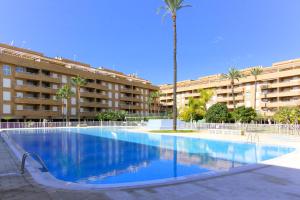 Bazén v ubytovaní Puerto Romano Vistas al Mar 6 Pax by costablancarent alebo v jeho blízkosti