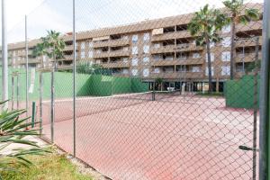 Tenis alebo squash v ubytovaní Puerto Romano Vistas al Mar 6 Pax by costablancarent alebo jeho okolí