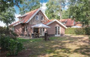 een stenen huis met een patio in de tuin bij Beautiful Home In Hoge Hexel With Kitchen in Hoge-Hexel