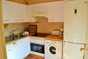 een keuken met een spoelbak en een wasmachine bij Apartamento Golf Resort in Charneca