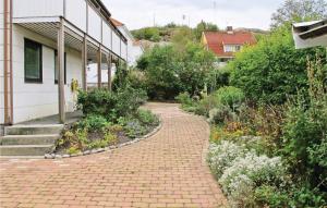 een bakstenen pad voor een huis bij Amazing Home In Lysekil With 4 Bedrooms, Sauna And Wifi in Lysekil