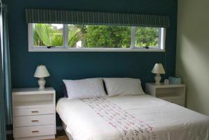 Katil atau katil-katil dalam bilik di Matapouri Cottage - Matapouri Holiday Home