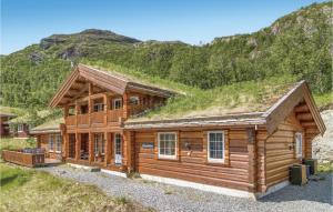 uma cabana de madeira com telhado de relva em Skarsnuten em Hemsedal