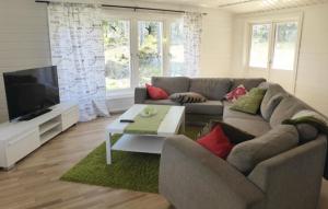 salon z kanapą i telewizorem w obiekcie Gorgeous Home In Flen With Sauna w mieście Flen
