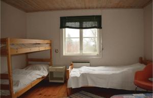 Södra NässjaにあるLovely Home In Skillingaryd With Kitchenのベッドルーム1室(二段ベッド2台、窓付)が備わります。