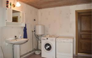 Kylpyhuone majoituspaikassa Lovely Home In Skillingaryd With Kitchen