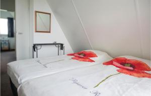 Una cama o camas en una habitación de De Koogdijk