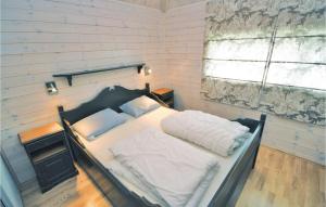 SjusjøenにあるBeautiful Home In Sjusjen With 3 Bedrooms, Sauna And Wifiのベッドルーム1室(白いシーツ付きのベッド1台、窓付)