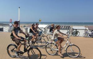 un grupo de personas montando bicicletas en la playa en Residentie Crystal Ref 99, en Ostende