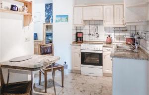 Kjøkken eller kjøkkenkrok på Stunning Apartment In Freiberg With Kitchen