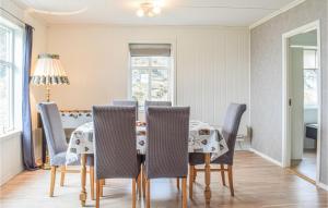 พื้นที่นั่งเล่นของ Awesome Home In Holmefjord