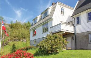 uma casa branca com uma bandeira em frente em Awesome Home In Holmefjord With House Sea View em Holmefjord