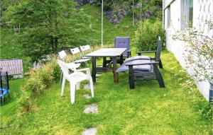 สวนหย่อมนอก Awesome Home In Holmefjord