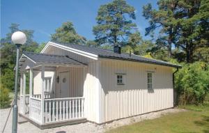 ein kleiner weißer Schuppen mit einem Dach in der Unterkunft Villa Skogshem in Visby