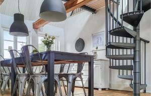 comedor con mesa negra y sillas en 3 Bedroom Awesome Home In Jonstorp en Jonstorp