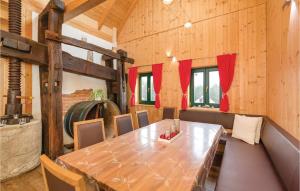 un comedor con una mesa larga y sillas en Beautiful Home In Kohfidisch With Kitchen, en Kohfidisch