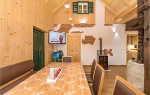 comedor con mesa de madera y sillas en Beautiful Home In Kohfidisch With Kitchen, en Kohfidisch