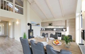 ein Esszimmer und eine Küche mit einem Tisch und Stühlen in der Unterkunft Amazing Home In Dagebll With Kitchen in Dagebüll