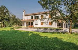 una casa blanca con un árbol en el patio en Casa Di Mamy en Sant'Elena di Silea
