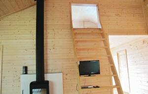 AnnolfsbynにあるHoliday home Anolfsbyn Mellerud IIの木造キャビン内のテレビ付きの部屋