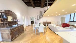 Fotografia z galérie ubytovania Terrazza Duomo With Spectacular Views from 2 large Terraces - sleeps 6 v destinácii Spoleto