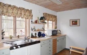 Kjøkken eller kjøkkenkrok på 1 Bedroom Gorgeous Apartment In Sunne