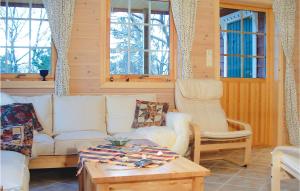 Posezení v ubytování 3 Bedroom Beautiful Home In Hatlestrand