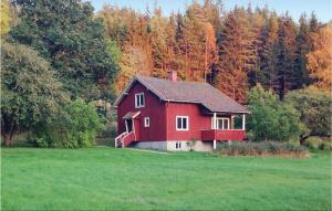 Bullarenにある3 Bedroom Stunning Home In Bullarenの野原中の赤い家