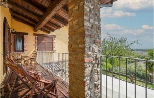 Un balcón con sillas y un pilar de piedra. en Nice Home In Marsaglia Cn With Jacuzzi, en Belvedere Langhe 38 fotos más