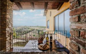 una mesa con botellas de vino y copas en el balcón en Nice Home In Marsaglia Cn With Jacuzzi, en Belvedere Langhe