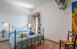 un dormitorio con una cama y una silla en Nice Home In Marsaglia Cn With Jacuzzi, en Belvedere Langhe