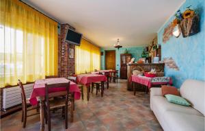 Restaurant ou autre lieu de restauration dans l'établissement Nice Home In Marsaglia Cn With Jacuzzi