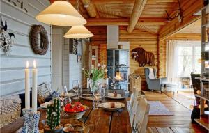 - une salle à manger avec une table dans une cabane en rondins dans l'établissement 4 Bedroom Beautiful Home In Svarstad, à Svarstad