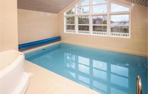 VestvikにあるAmazing Home In Auklandshamn With 4 Bedrooms, Wifi And Indoor Swimming Poolの窓付きのバスルーム(スイミングプール付)